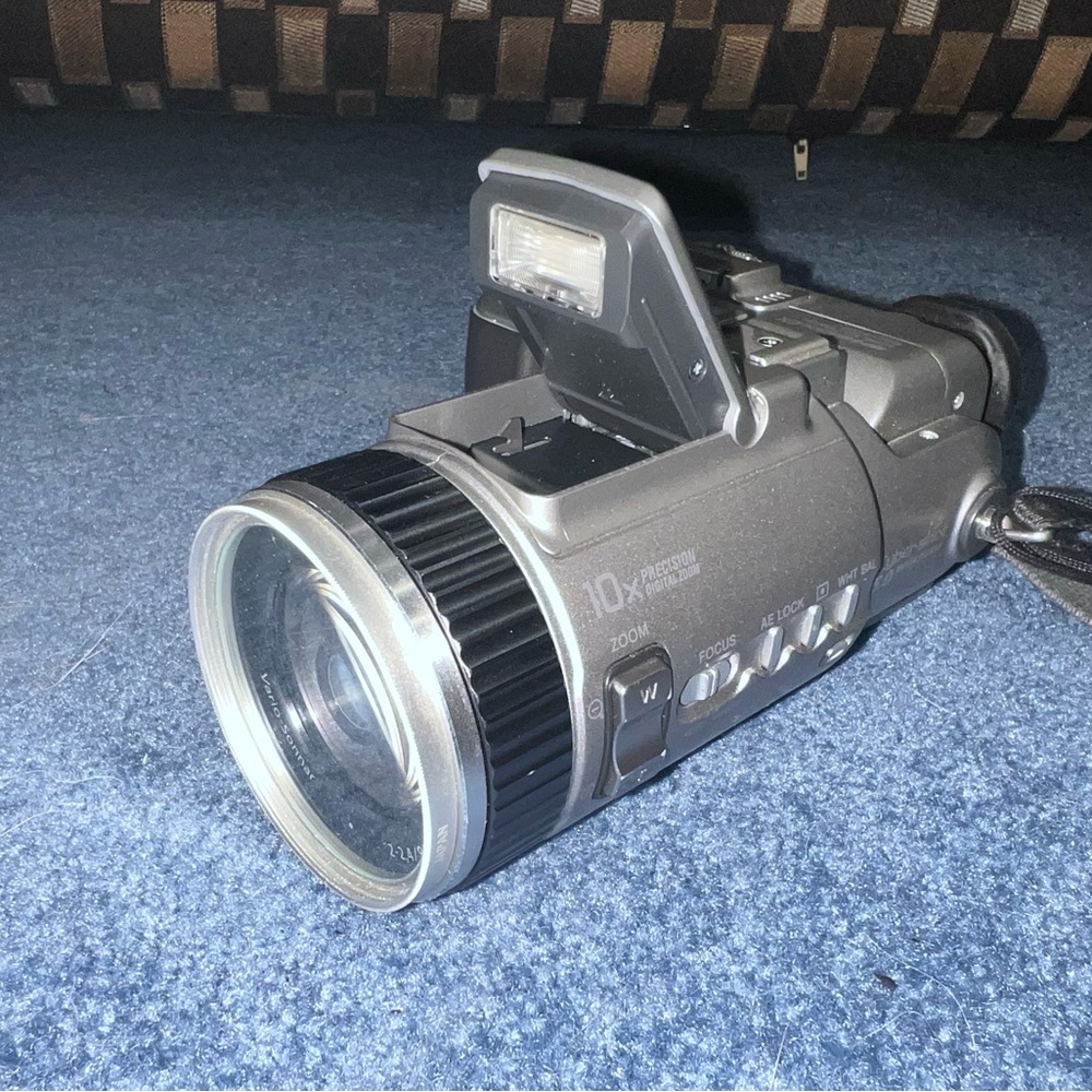 SONY Cyber Digital Camera 📸 with Case and Accessories Battery 🔋 and Charger 🔌 - Picture 3 of 6